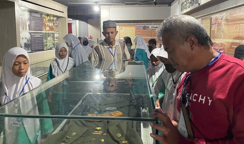 Guru Asal Malaysia Kunjungi Museum Batam Raja Ali Haji