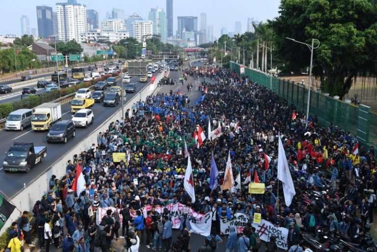 Mahasiswa dari sejumlah elemen mahasiswa se-Jabodetabek berunjuk rasa di depan kompleks Parlemen, Senayan, Jakarta, Senin (23/9/2019).