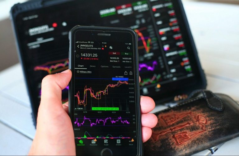 stock-market-g815fed8bb_1280-e1649492449922