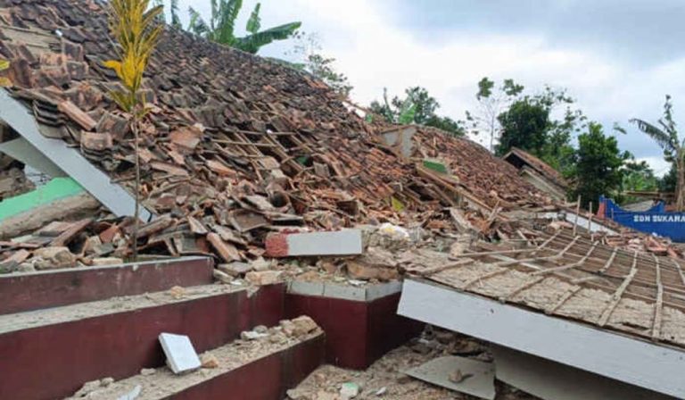 Bangunan-rusak-akibat-gempa-cianjur-1024x597