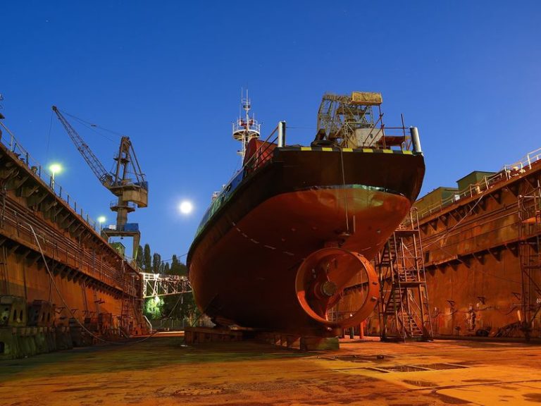 17191111 - repair of a small ship to dock