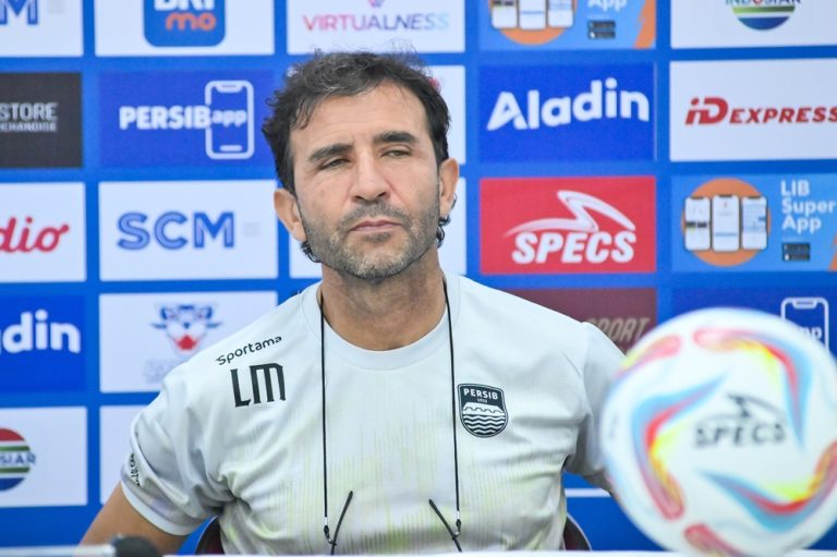 Luis-Milla-Berusaha-Meloloskan-Persib-di-Fase-Krusial-Awal-Musim-1688199324