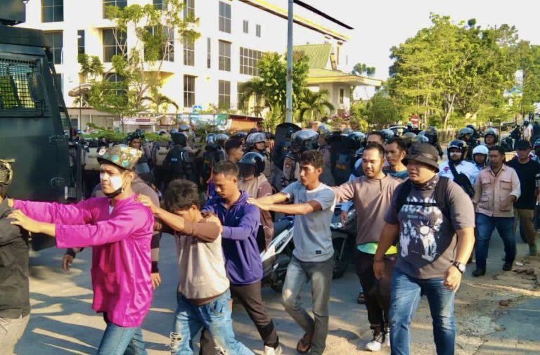 Sejumlah orang diamankan dari dalam Gedung LAM Kota Batam pasca aksi unjuk rasa yang berakhir ricuh di Kantor BP Batam, Senin (11/9/2023)- Edisi/ Irvan F.