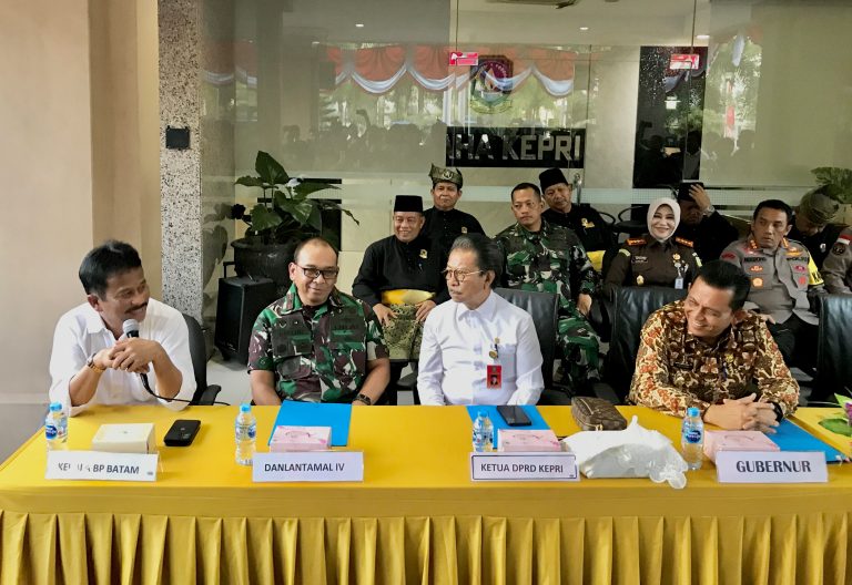 Kepala BP Batam, Muhammad Rudi memberikan keterangan terkait  pengembangan kawasan Rempang Eco City di Gedung Graha Kepri, Batam Centre, Selasa (12/9/2023)- Edisi/ Irvan F. 
