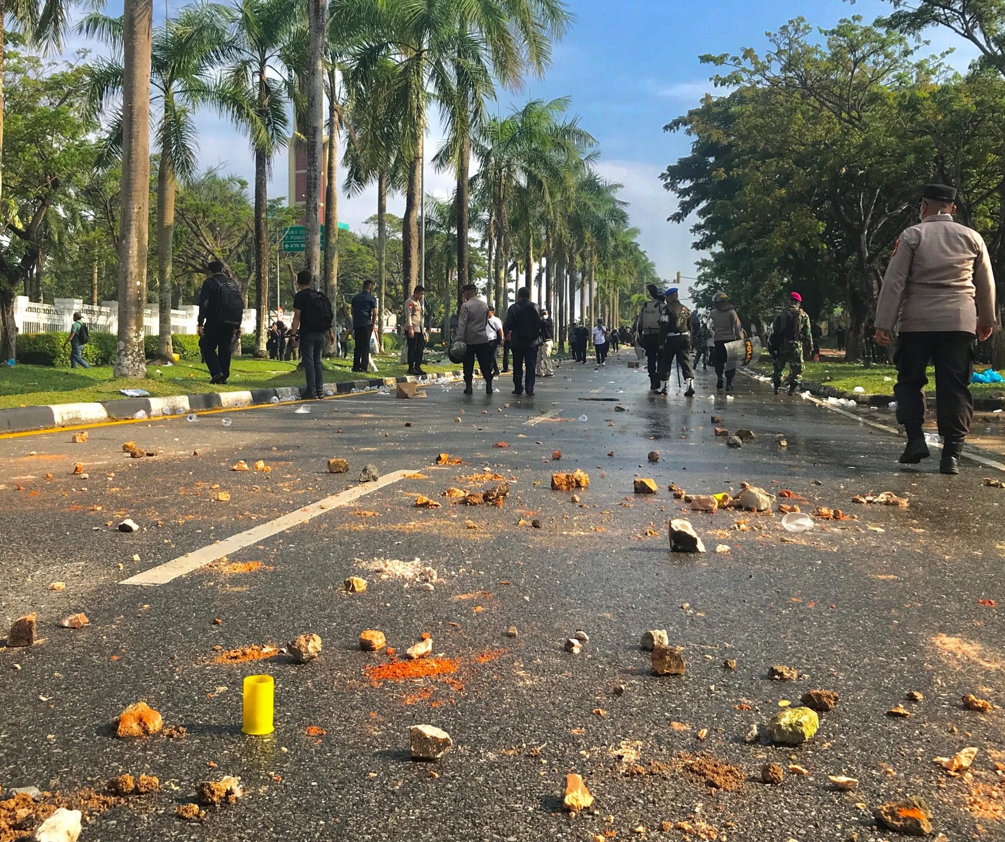 Pasca ricuh di Kantor BP Batam, batu dan kayu berserakan di Jalan Engku Putri, Batam Centre, Senin (11/9/2023)- Edisi/ Irvan F.