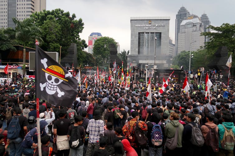 Polisi menangkap sejumlah peserta aksi demonstrasi Agustus lalu dan menyita buku-buku mereka.